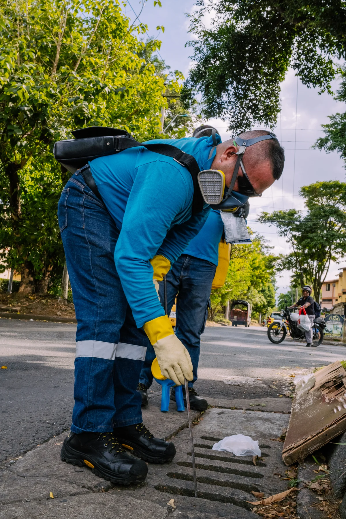 Tecnico aplicando tratamiento para zancudos y larvas