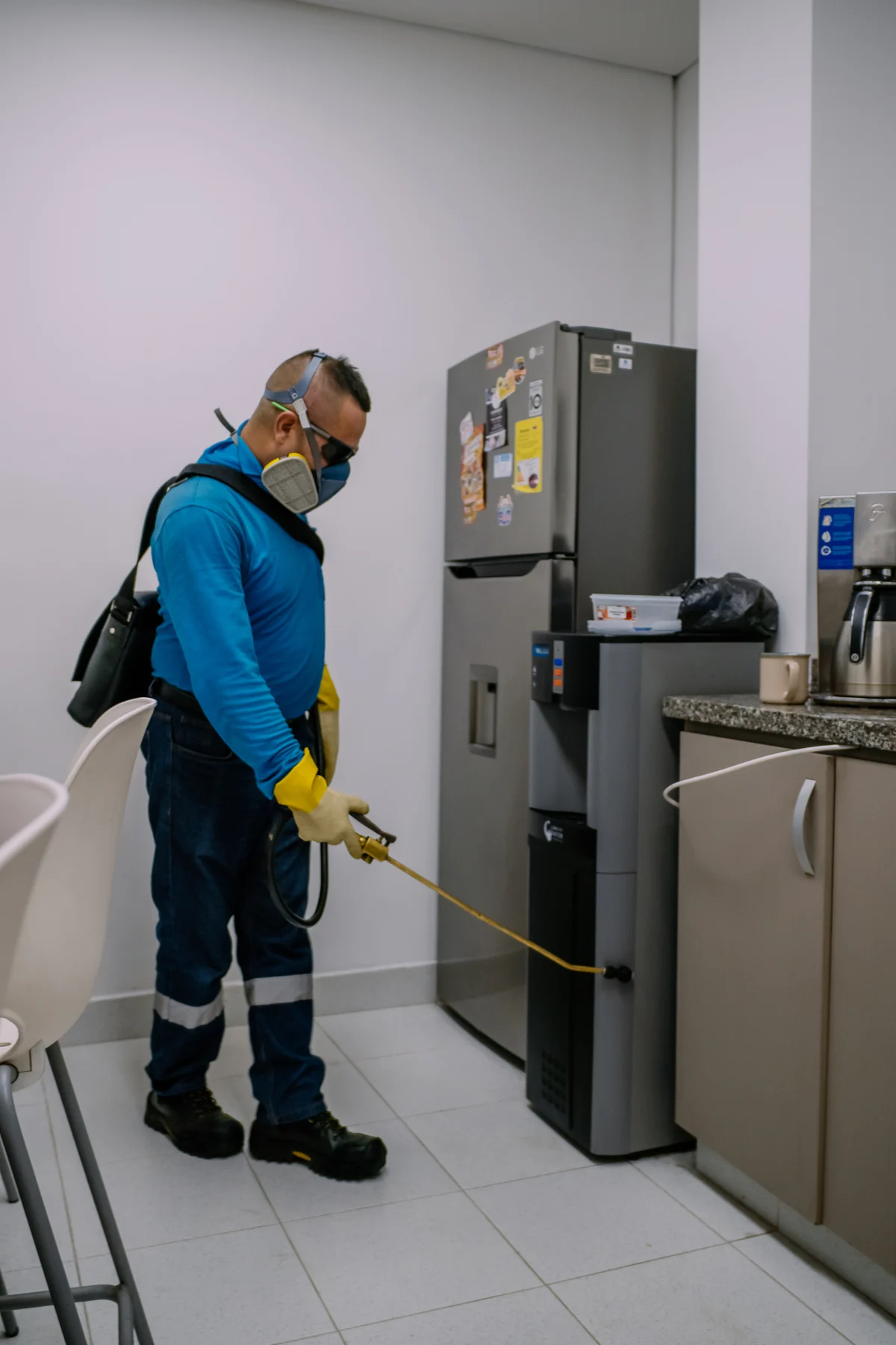Tecnico de control de plagas fumigando un apartamento en Cali