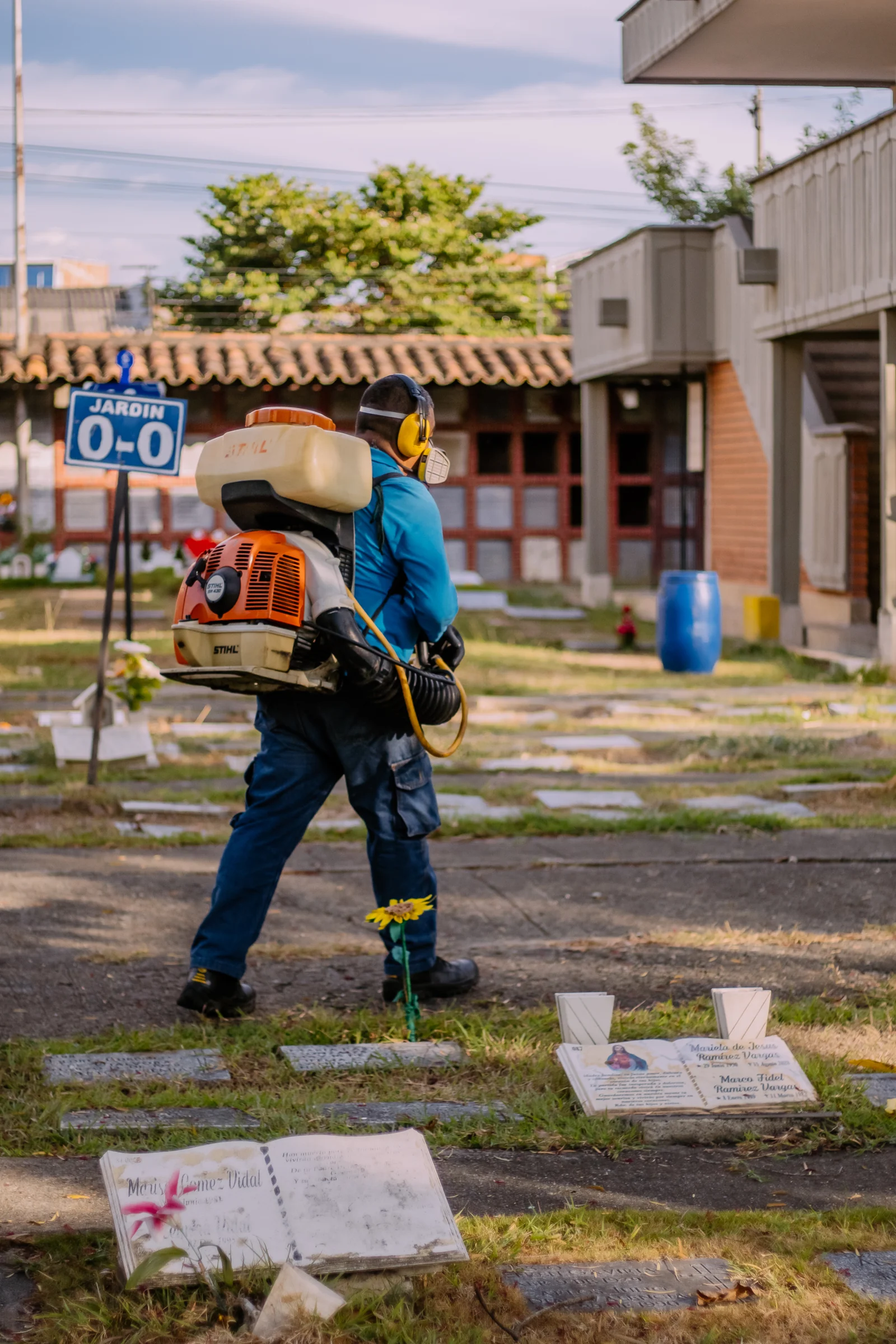 Tecnico de control de plagas trabajando en el cementerio de Cali